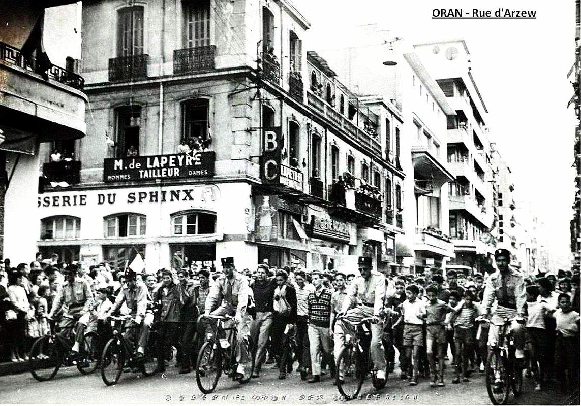 1958- Oran - Rue d'Arzew - Manifestation.jpg